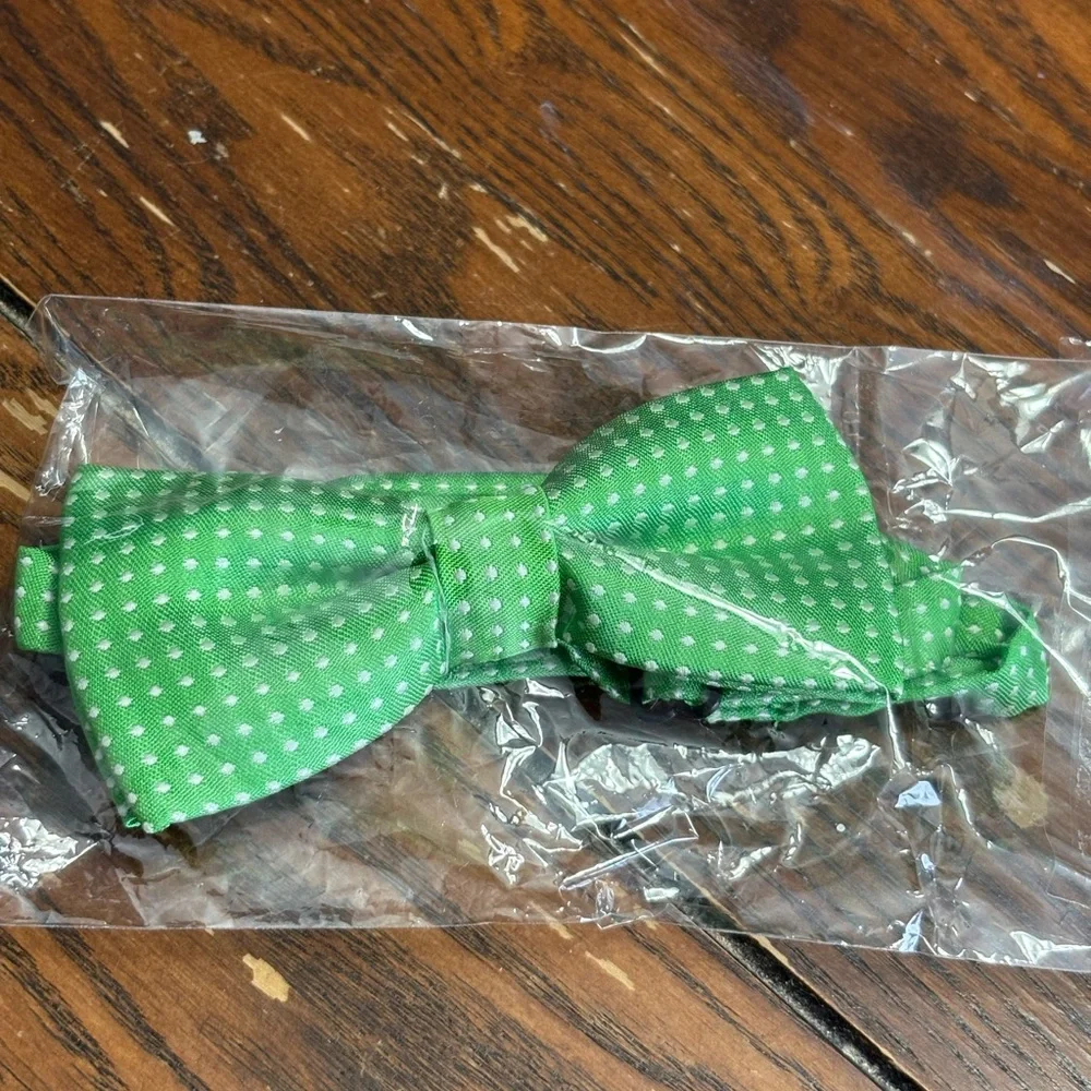 Green Polka Dot Bow Tie